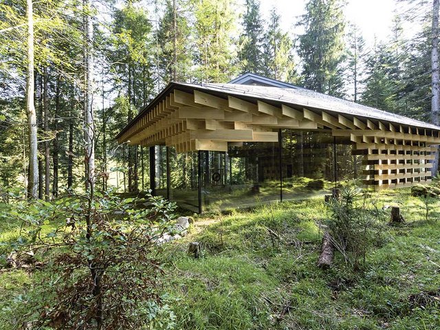 Architekt Kuma gilt als Meister der Verbindung von Natur und sensiblen Baukunstwerken. Die Architekten von Studio Lois realisierten den Entwurf von Kengo Kuma als bautechnisch höchst diffiziles Bauwerk mit Ausführungsplanung, Material- und Detailabstimmung. Die Holzfassade besteht aus 1?550 einzelnen Elementen aus Weisstanne.