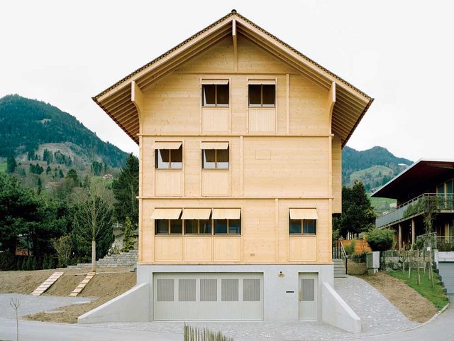 Das Mondhaus nimmt mit den ausgeprägten Lauben und den weiten Vordächern Bezug auf die traditionellen Obwaldner Bauernhäuser. Sämtliche Aussen- und Innenwände des dreigeschossigen Gebäudes sind aus unbehandelten Vollholzelementen. Ein Zuhause ohne Metall, ohne Leim und ohne chemische Baustoffe wünschte sich die Baufamilie Küng.