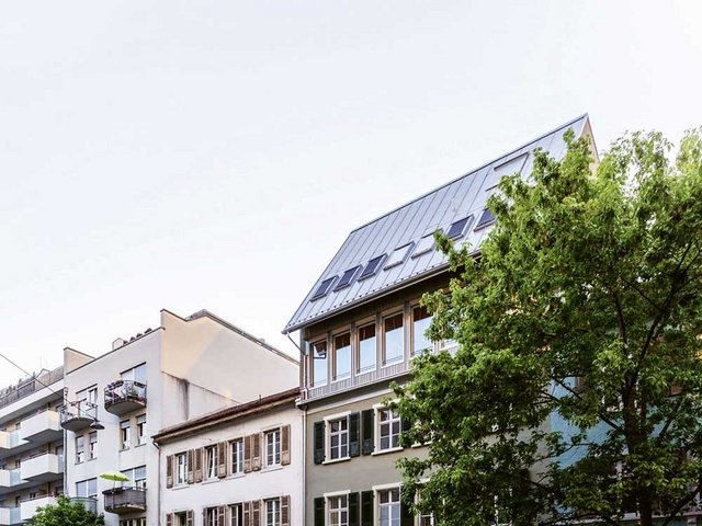 Der dreigeschossige Aufbau erfolgte in Holzbauweise. Das Baumaterial ist aufgrund seines vergleichsweise geringen Gewichts geradezu prädestiniert für Aufstockungen.