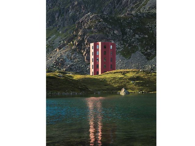 Ein roter Turm in grün-felsiger Landschaft: Auf 2300 Metern über Meer steht das neue Juliertheater.
