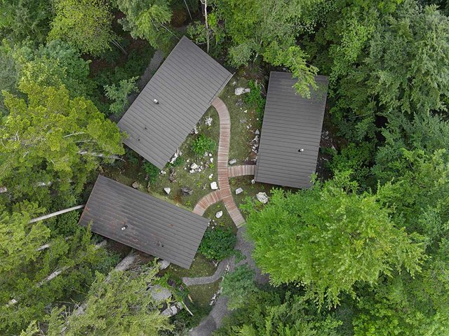 Die Gebäude sind so zueinandergedreht, dass sich die Gäste nicht gegen­seitig in die Zimmer schauen und die Privatsphäre gewahrt bleibt.
