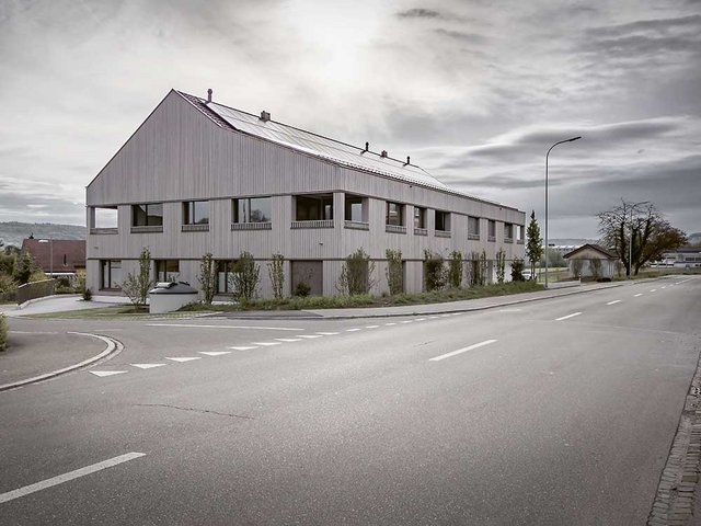 Das Wohn- und Gewerbehaus Schööfferwis ist angelehnt an die regionalen Bauten. Als moderner Holzbau ist das Volumen auf alle aktuellen und künftigen energetischen, bautechnischen und nutzungsbedingten Anforderungen abgestimmt. 