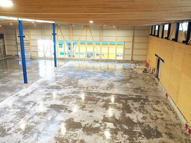 Gehüllt in das typische Kuratle-Blau, sind die Ersatzneubauten – die Hallen 8, 9 und 11 – optisch in das Industrieareal in Leibstadt (AG) integriert. Das Gelände ist seit den 1990er-Jahren im Besitz des Unternehmens und wird seitdem sukzessive modernisiert.