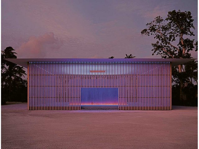 Abends erwacht der Holzpavillon zu einem Ort magisch-farbigen Lichts. Die Kunstinstallation «Amarta» ist Teil von James Turrells Serie «Skyspaces».