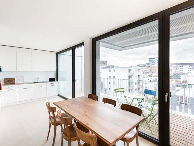 Grosse Fensterfronten öffnen die neuen Wohnungen zur gewachsenen Stadtlandschaft.