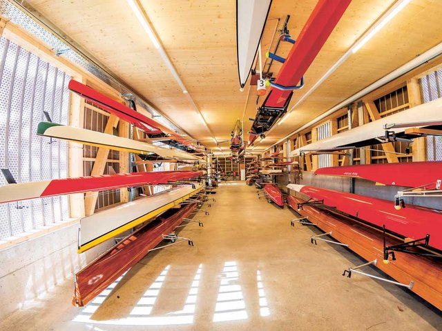 Vom Achter bis zum Urgestein: Im Bootslager stapeln sich die Ruderboote. Das älteste ist ein Zweier von 1932, das schwerste ein Achter mit 100 Kilogramm.