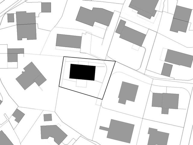 Die Situation: Die Parzelle befindet sich inmitten eines architektonisch heterogenen, dicht besiedelten Wohnquartiers in Alpnach.