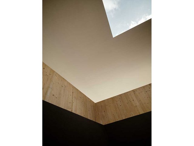 Surreal wirkt der Blick aus dem Inneren des Pavillons hinauf zum Himmel. Materie, Licht und Farben bilden eine diffuse Einheit.