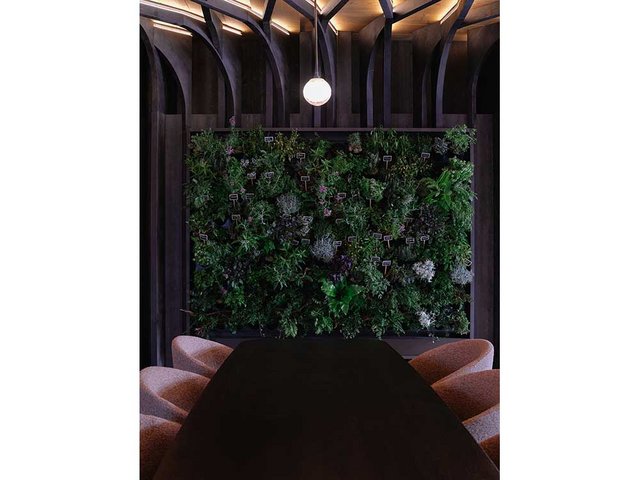 Der vertikale Garten im Loungebereich verweist unmissverständlich auf den Namen der Bar .