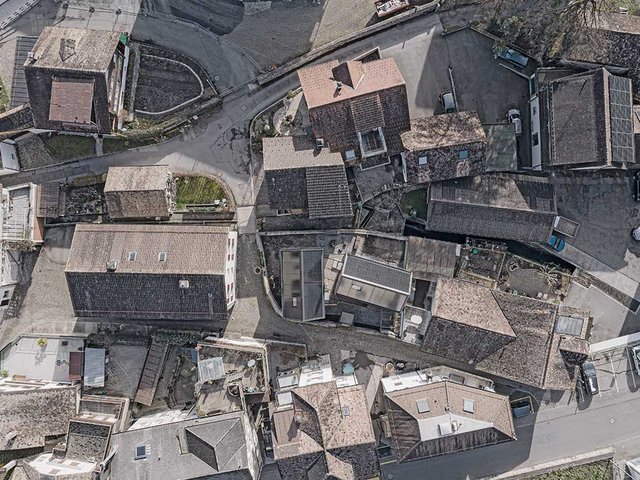 Eine alte Bruchsteinmauer umfasst die Parzelle. Auf dem einst als Garten genutzten Raum verkörpern die zwei eng beieinanderstehenden Tiny-Häuser den Zeitgeist urbaner Architektur: Verdichtung nach innen. 