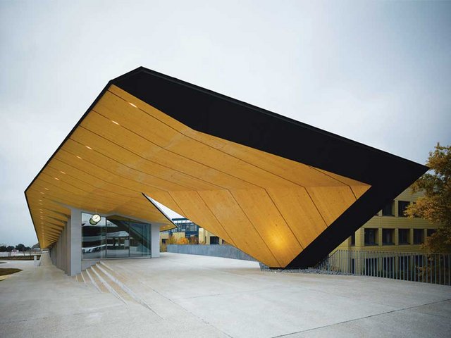 250 Meter misst das ArtLab. Auffällig ist das mit schwarzem Schiefer gedeckte Dach, dessen grossflächige Faltungen an Origami erinnern. Der japanische Architekt Kengo Kuma hat mit dem Kulturbau in Lausanne sein erstes Projekt auf Schweizer Boden realisiert. Und was für eines: Es vereint spannende Strukturen im Dach mit ordnendem Rhythmus im hybriden Tragwerk. 