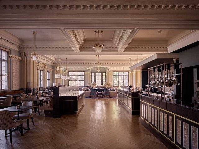 Blick in den prunkvollen Saal, mit dem das Hotel im Jahr 1911 erweitert wurde. Bei der konstruktiven Ertüchtigung des denkmalgeschützten Gebäudes war ebenfalls die Wenger Holzbau AG involviert.
