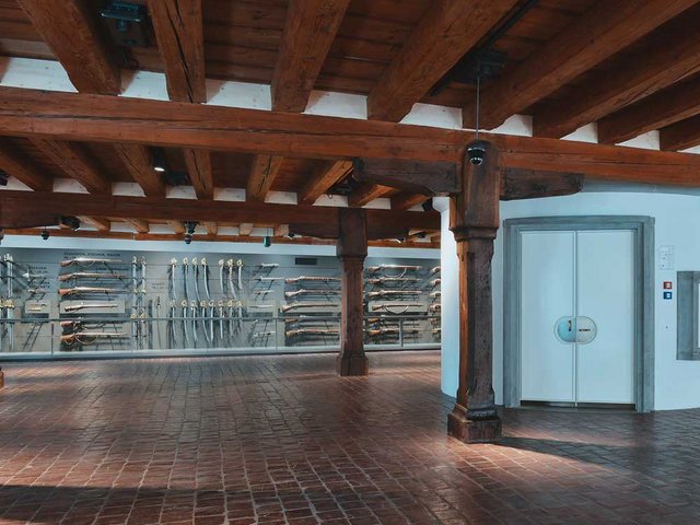 Das massive Aussenmauerwerk lässt den Kern nicht erahnen: Hinter den Mauern legt sich ein feingliedriges Holztragwerk frei. 