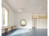 Die grossen runden Fenster sorgen für Blickbezüge zwischen Klassenzimmer und Gruppenraum. 
