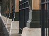 Auffallend für damalige Holzkonstruktionen ist das ungewöhnlich weite, 19 Meter überspannende Satteldach, das auf 52 Fundamentsockeln und Eichenstützen ruht.