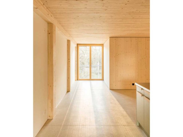 Die Fluchttreppe kragt wie ein Balkon über die Baulinie raus. Durch die Treppenabsätze entstehen vor jeder Wohnung halböffentliche Räume, die gleichzeitig als Lärmpuffer fungieren.
