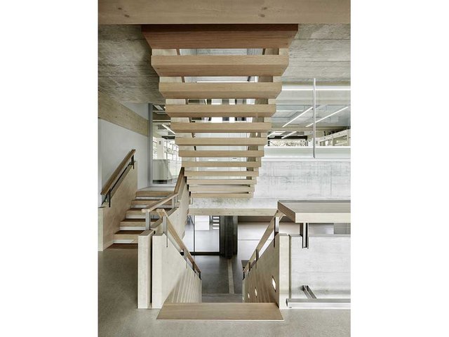 Die verschiedenen Etagen sind mit Holztreppen verbunden. Die Treppenwangen bestehen aus Brettschichtholz, analog der Gebäude-Tragkonstruktion.