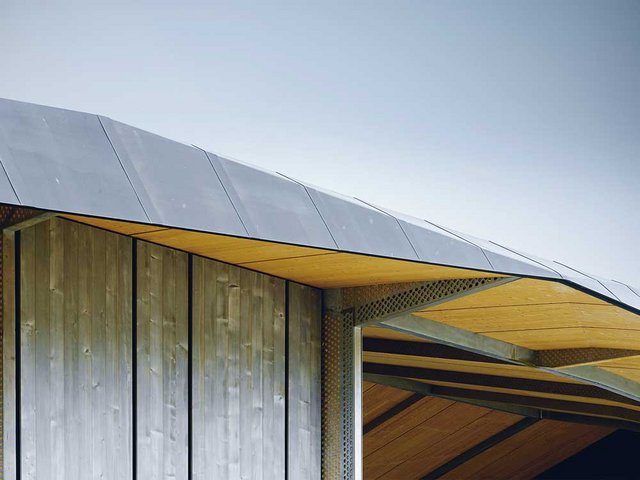 Stahlstangen verstärken das freitragende Dach aus mit Epoxidharz versiegeltem Massivholz.
