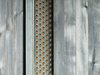 An der Fassade aus lasierter Fichte treten die Elementen der Wand- und Dachflächenmodule rhythmisch hervor. 