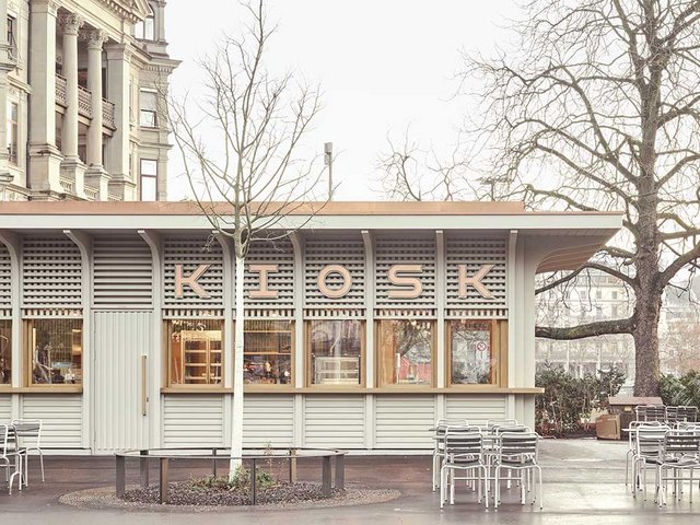 Der neue und zu drei Seiten hin geöffnete Kiosk bietet leckere Snacks und Getränke – und lockt mit einladendem Ambiente. Der Schriftzug aus Kupfer ist nachts stimmungsvoll hinterleuchtet. 