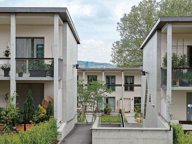 2-3 In der Schnittzeichnung wird die Abtreppung deutlich, dan der alle Aussenräume ebenerdig sind.