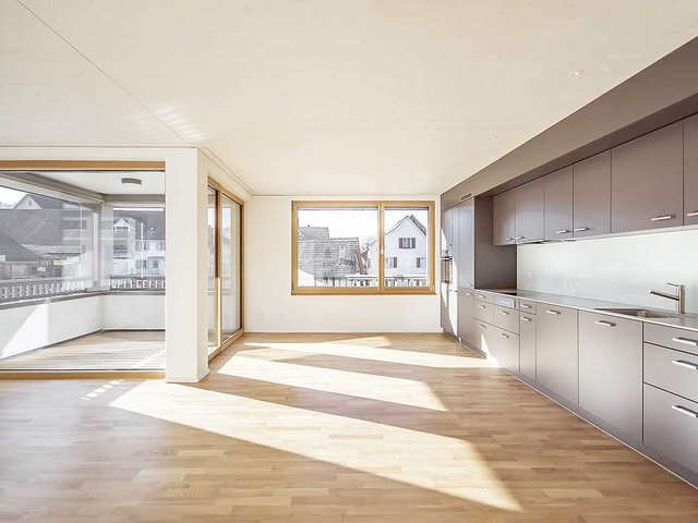 Von der Wohnküche aus ist die Loggia erschlossen. Die mit Gipsfaserplatten beplankte Ständerkonstruktion ist mit Steinwolle gedämmt.