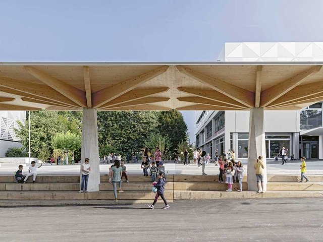 Treffpunkt Pausendach: Die 450 Schülerinnen und Schüler haben den Platz mit den überdachten Holzstufen vom ersten Moment an sehr gut angenommen.