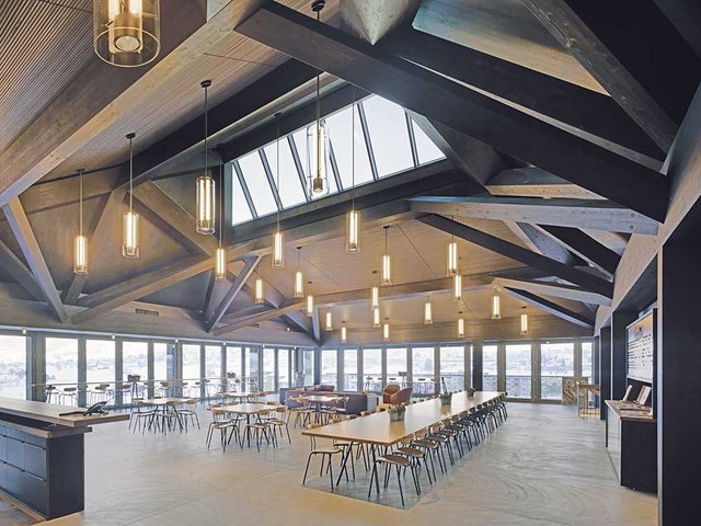 Im Inneren ein Blickfang: Der Dachstuhl nimmt die immensen Auskragungen in einer Stabkonstruktion auf.