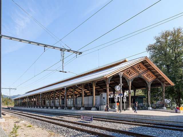 Aus der Gründerzeit des Eisenbahnbaus stammt die historische Bahnhofshalle in Bauma (ZH). Einst diente die östliche Perronhalle des 1860 eingeweihten Basler Centralbahnhofs als Ausgangspunkt für Reisen nach Olten und in Richtung Luzern, Bern, Biel und Zürich. 