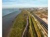 Hier lässt sich deutlich erkennen, wie schmal dieser Landschaftsstreifen mit Flussmarschvegetation ist und wie dicht Urbanität und Natur beieinanderliegen.
