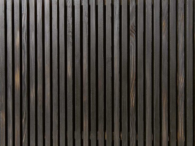 Gebranntes Holz hat neben handfesten Vorteilen auch optisch seinen Reiz. Die Oberfläche schimmert schwarz bis silbrig.