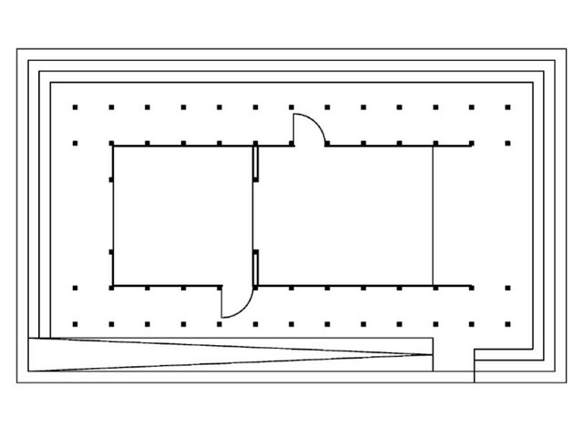 Im Grundriss schön zu erkennen: Die Verteilung der insgesamt 56 Holzstützen im Rastermass von 130 Zentimetern. Die beiden Schulungsräume werden jeweils über die Laubengänge erschlossen.